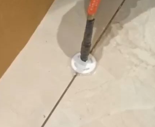 沭阳瓷砖空鼓维修公司专业解答瓷砖在铺贴过程中，如果没有涂抹均匀到位的粘结材料（如水泥砂浆或瓷砖胶），可能会导致以下问题