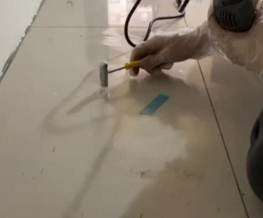 沭阳瓷砖开裂维修公司专业分享瓷砖在铺贴前如果没有沥干水分，将会导致以下问题